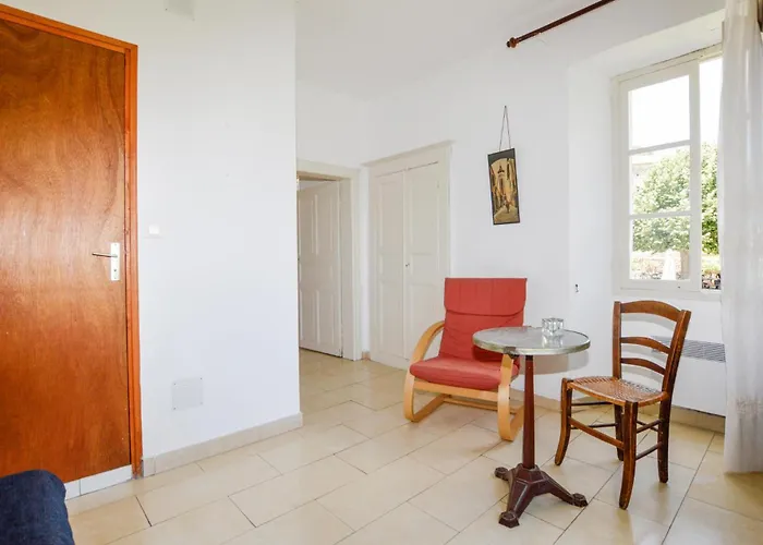 1 Bedroom Lovely In Appartement *
